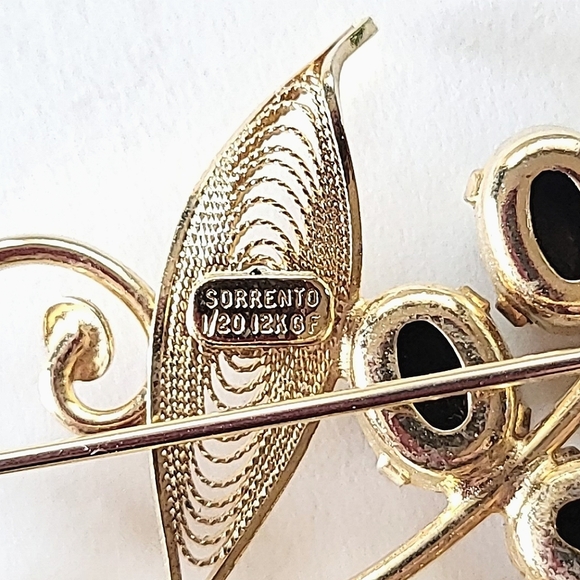 SORRENTO BLACK ONYX & GOLD-FILLED PIN BROOCH - GF FILIGREE LEAVES - Picture 4 of 7
